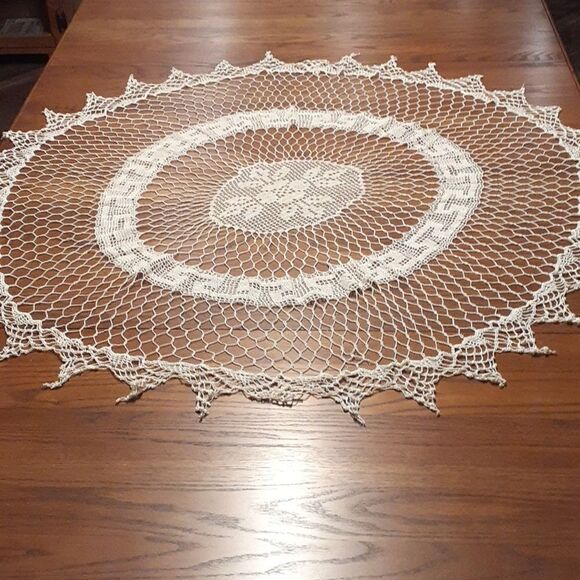Gorgous vintage 45" hand crocheted ecru table cover - Picture 1 of 8